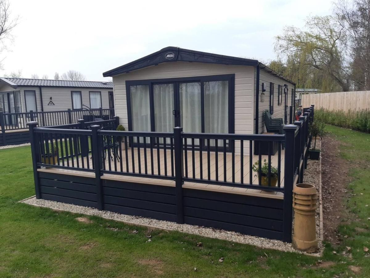Captivating Bluebell Lodge 2-Bed Cotswolds Caravan Cirencester Exterior foto
